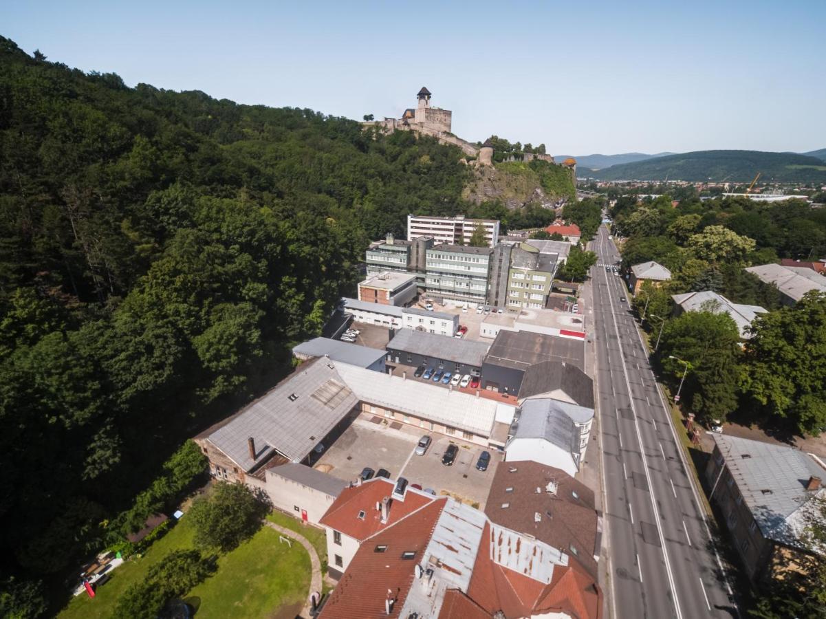 Krasny Priestranny Slnecny Apartman V Centre Mesta Trenčín Dış mekan fotoğraf
